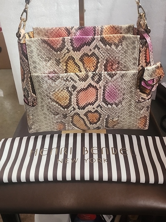 henri bendel Handbags - Henri Bendel Leather Crossbody/ Shoulder Bag Like New Condition